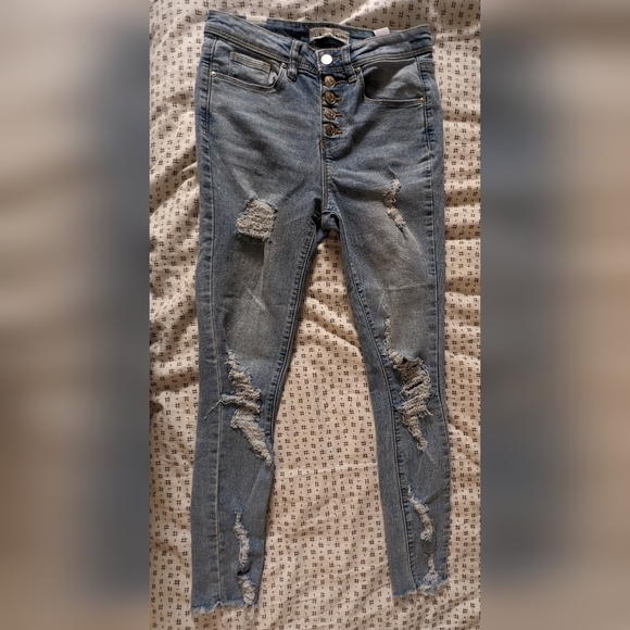 🎉3/$25🎉 LIGHT Almost Famous Jeans - Picture 3 of 5